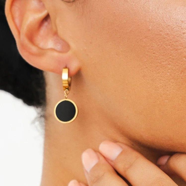 Brinco Ônix Eclipse Banhado em Ouro 18k